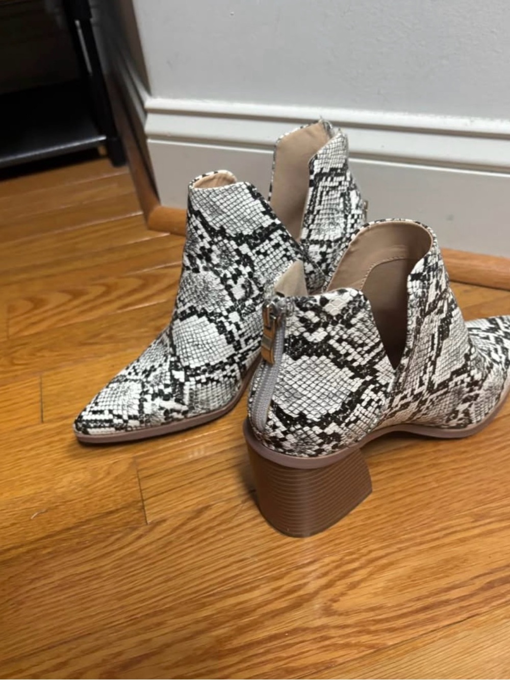 Snake-Print Pointed Toe Ankle Boots - White/Black